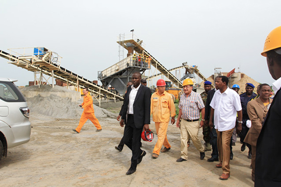 L'Inspection du Bénin président sur ​​SANME Gravier ligne de production
