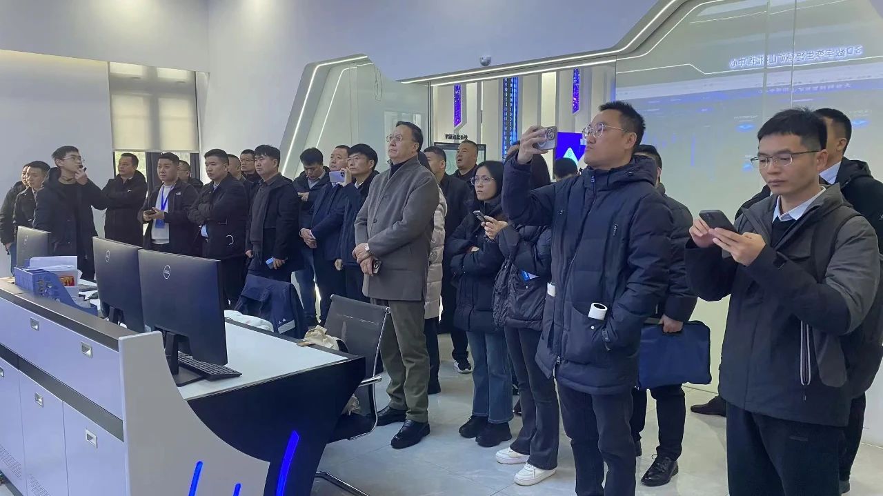 Les participants à la 9e Conférence internationale sur les granulats de sable et de gravier de Chine ont visité Chongqing Daye Building Materials pour une visite et un échange.