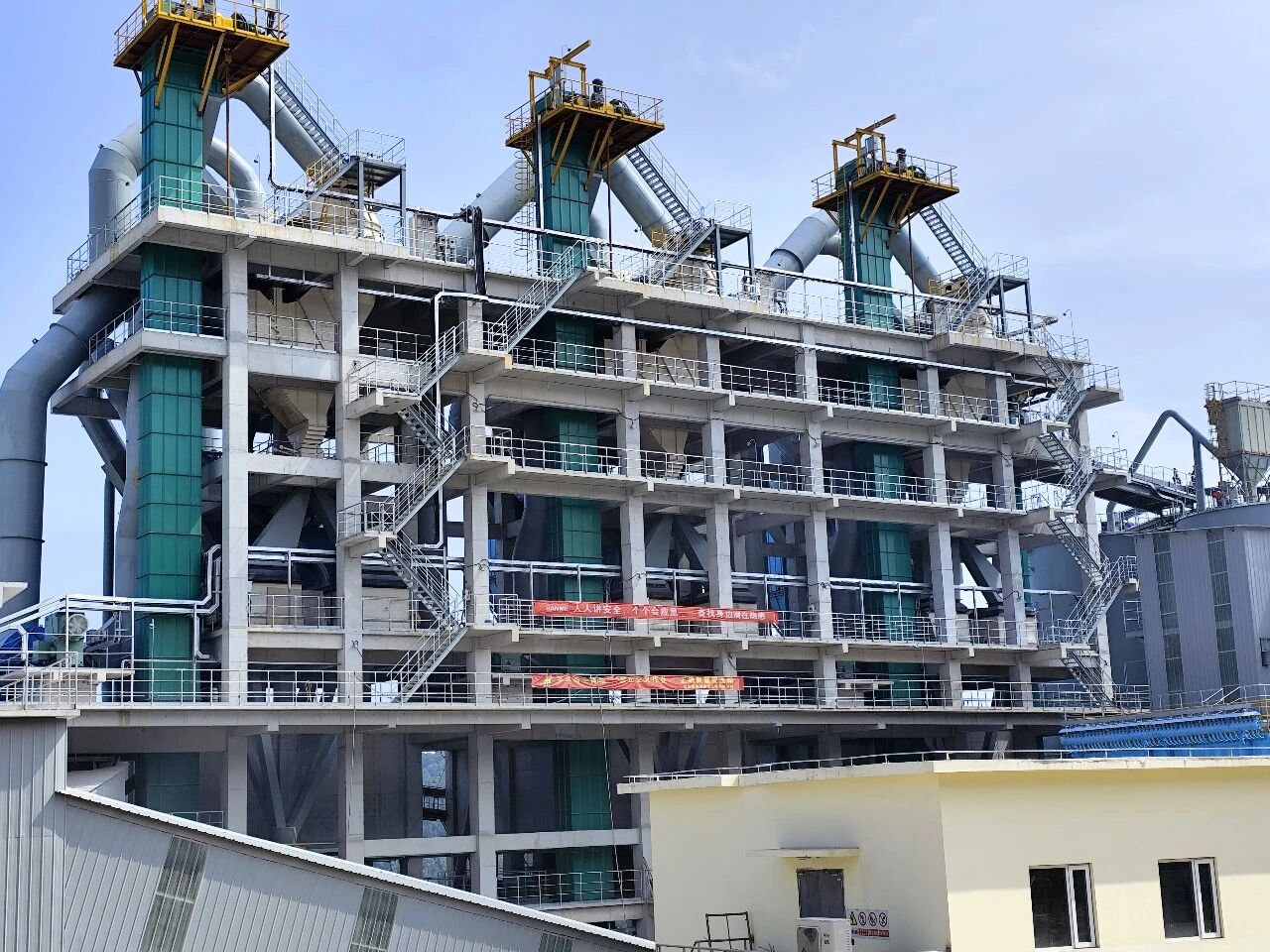 Un puissant concasseur à percussion de grande capacité (1 800 tonnes/heure) permet au projet de granulats Oriental Hope Phase III de dépasser les objectifs de production.